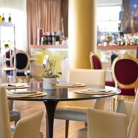 Hotel Diplomat &